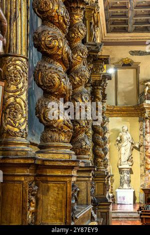 Détail des colonnes torsadées en bois doré de l'un des autels de la Collégiale de San Michele Arcangelo. Città Sant'Angelo, Abruzzes Banque D'Images