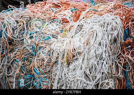 Ficelle colorée et chaotique de presse agricole sur une palette prête à être envoyée pour recyclage. Crédit John Rose/Alamy Banque D'Images