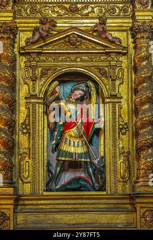 Sculpture en bois polychrome de Michel l'Archange du XIVe siècle dans la Collégiale de nouveaux Michel l'Archange. Abruzzes Banque D'Images