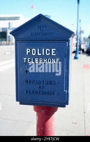 Boîte téléphonique de police de fer vintage sur Embarcadero. Banque D'Images