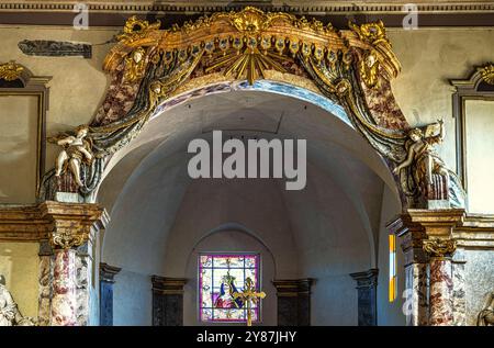 La riche décoration dorée et baroque sur le maître-autel de la Collégiale de San Michele Arcangelo. Città Sant'Angelo, Abruzzes Banque D'Images