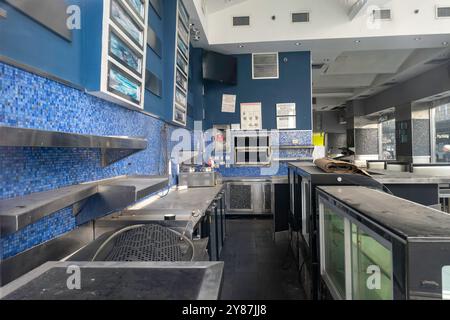 Un restaurant abandonné ramassant de la poussière à Midtown Manhattan, 2024, New York, États-Unis Banque D'Images