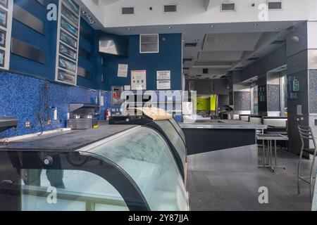 Un restaurant abandonné ramassant de la poussière à Midtown Manhattan, 2024, New York, États-Unis Banque D'Images