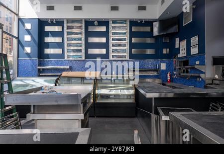 Un restaurant abandonné ramassant de la poussière à Midtown Manhattan, 2024, New York, États-Unis Banque D'Images