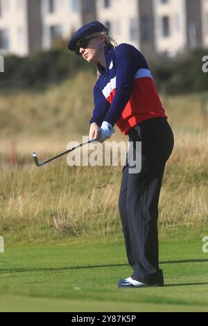 Carnoustie, Angus, Royaume-Uni. 3 octobre 2024. Alfred Dunhill Links Golf Championship, Round 1 ; l'actrice Kathryn Newton passe au seizième green sur le parcours de championnat de Carnoustie Golf Links, lors de la première manche du Dunhill Links Championship Credit : action plus Sports/Alamy Live News Banque D'Images