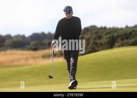 Carnoustie, Angus, Royaume-Uni. 3 octobre 2024. Alfred Dunhill Links Golf Championship, Round 1 ; acteur Michael Douglas sur le 16ème green sur le parcours de championnat de Carnoustie Golf Links, lors de la première manche du Dunhill Links Championship Credit : action plus Sports/Alamy Live News Banque D'Images