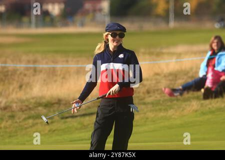 Carnoustie, Angus, Royaume-Uni. 3 octobre 2024. Alfred Dunhill Links Golf Championship, Round 1 ; l'actrice Kathryn Newton sourit sur le 17ème green sur le parcours de Championnat de Carnoustie Golf Links, lors de la première manche du Dunhill Links Championship Credit : action plus Sports/Alamy Live News Banque D'Images