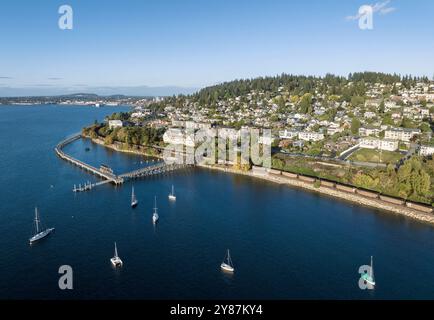 Vue aérienne par drone du front de mer à Fairhaven, Bellingham, Washington Banque D'Images