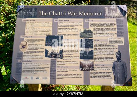 Le panneau d'information du Chattri War Memorial sur le site des South Downs au nord de Brighton & Hove dans l'East Sussex, en Angleterre. Banque D'Images