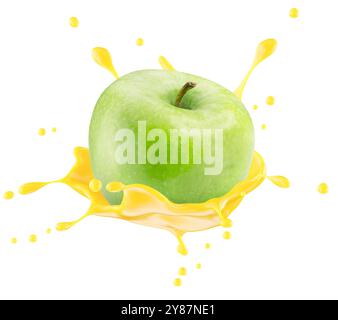 pomme verte avec éclaboussure de jus isolé sur un fond blanc. Masque. Banque D'Images