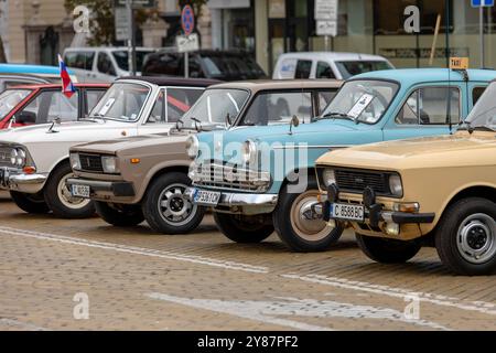 Sofia, Bulgarie - 15 septembre 2024 : défilé de vieilles voitures rétro au défilé rétro d'automne à Sofia, Bulgarie, vieilles voitures russes. Banque D'Images