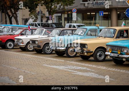 Sofia, Bulgarie - 15 septembre 2024 : défilé de vieilles voitures rétro au défilé rétro d'automne à Sofia, Bulgarie, vieilles voitures russes. Banque D'Images