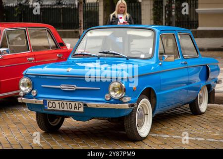 Sofia, Bulgarie - 15 septembre 2024 : défilé de voitures anciennes à Autumn Retro Parade à Sofia, Bulgarie, Zaporozhets ZAZ 968 Banque D'Images