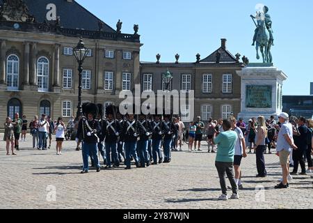 Copenhague, Danemark - 1er août 2024 : relève de la garde au palais d'Amalienborg à Copenhague. Banque D'Images