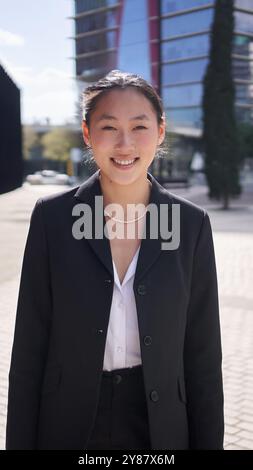 Portrait de jeune femme d'affaires asiatique souriante regardant la caméra. Femme chinoise confiante formelle. Banque D'Images