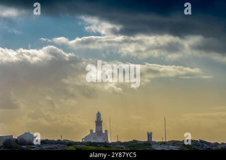 Phare du cap Agulhas, la pointe sud géographique de l'Afrique et le début de la ligne de démarcation traditionnelle entre l'Atlantique et l'O indien Banque D'Images