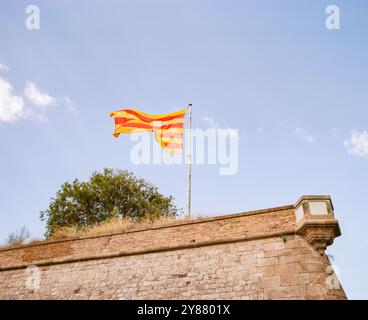 Drapeau du château de Montjuïc, Barcelone, Espagne, Europe. Banque D'Images