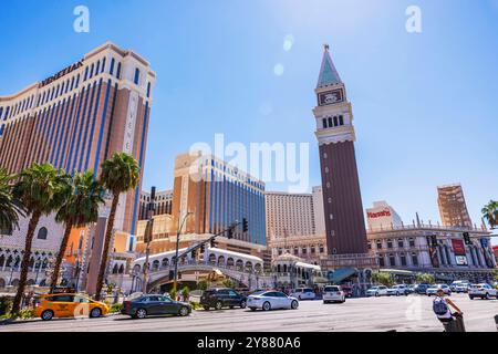 Hôtel vénitien et casino Resort avec palmiers et circulation très fréquentée sur Las Vegas Boulevard en plein jour. Las Vegas. ÉTATS-UNIS. Banque D'Images