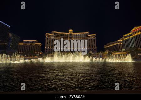 Fontaines du Bellagio illuminées pendant la nuit avec l'emblématique hôtel Bellagio en arrière-plan sur le Strip de Las Vegas. Las Vegas. ÉTATS-UNIS. Banque D'Images