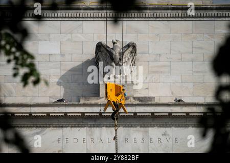 Washington, États-Unis. 03 Oct, 2024. Une vue générale du bâtiment Marriner S. Eccles de la réserve fédérale américaine alors qu'une grue de construction soulève des matériaux ci-dessous, à Washington, DC, le jeudi 3 octobre, 2024. (Graeme Sloan/Sipa USA) crédit : Sipa USA/Alamy Live News Banque D'Images