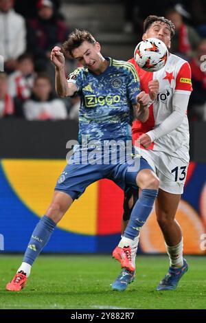 Prague, République tchèque. 3 octobre 2024. Le MOJMIR CHYTIL de Slavias (13) duels pour le ballon avec YOURI BAAS de l'Ajax (l) à l'Eden Stadion lors du Round 2, de l'UEFA Europa League, le 3 octobre 2024, à Prague en République tchèque. (Crédit image : © Slavek Ruta/ZUMA Press Wire) USAGE ÉDITORIAL SEULEMENT! Non destiné à UN USAGE commercial ! Banque D'Images