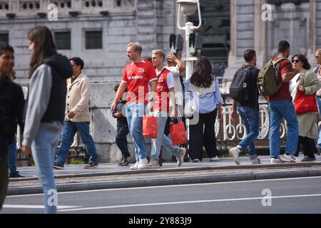 Bilbao, Espagne, 03 octobre 2024 : deux fans d'AZ Alkmaar marchent dans les rues de Bilbao lors de la prévisualisation du match de l'UEFA Europa League entre Athletic Club et AZ Alkmaar, le 03 octobre 2024, à Bilbao, Espagne. Crédit : Alberto Brevers / Alamy Live News. Banque D'Images