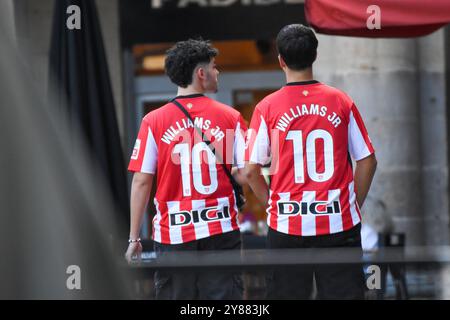 Bilbao, Espagne, 03 octobre 2024 : deux fans de l'Athletic Club portant des maillots Nico Williams lors de l'avant-première du match de l'UEFA Europa League entre l'Athletic Club et l'AZ Alkmaar le 03 octobre 2024 à Bilbao, Espagne. Crédit : Alberto Brevers / Alamy Live News. Banque D'Images