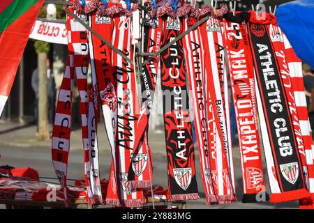 Bilbao, Espagne, 03 octobre 2024 : différentes foulards Athletic Club lors de la prévisualisation du match de l'UEFA Europa League entre Athletic Club et AZ Alkmaar, le 03 octobre 2024, à Bilbao, Espagne. Crédit : Alberto Brevers / Alamy Live News. Banque D'Images