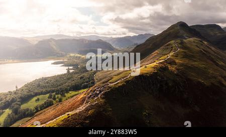 Vue aérienne du paysage de la montagne Catbells surplombant Derwent Water dans le parc national English Lake District avec les randonneurs et les marcheurs grimpant la W. Banque D'Images