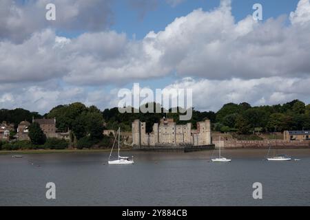 Bateaux amarrés dans la rivière Medway avec Upton Castle sur le bord des rivières Chatham Kent Angleterre Banque D'Images