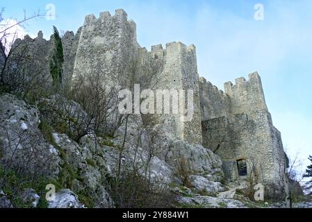 Forteresse de Blagaj : vue sur les puissants murs de la forteresse avec des remparts sur le dessus. Architecture médiévale en Bosnie-Herzégovine : Stjepangrad près de Mostar Banque D'Images