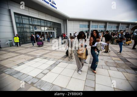 Tunis, Tunisie. 3 octobre 2024. Tunis, Tunisie. 03 octobre 2024. Les Tunisiens arrivent à l'aéroport de Tunis Carthage après avoir quitté le Liban. Des ressortissants étrangers ont fui le Liban jeudi alors que les gouvernements du monde entier exhortaient leurs citoyens à sortir suite à l’intensification des bombardements israéliens de la capitale Beyrouth. Les autorités tunisiennes ont pu évacuer certains de leurs citoyens du Liban malgré un certain retard dans le chaos causé par l’escalade de l’offensive militaire israélienne dans le pays (crédit image : © Hasan Mrad/IMAGESLIVE via ZUMA Press Wire) USAGE ÉDITORIAL SEULEMENT ! Non destiné à des fins commerciales Banque D'Images