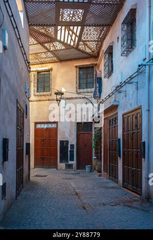 Maroc - tôt le matin dans les rues du souk de Marrakech, avant l'ouverture des magasins. Il n'y a personne autour Banque D'Images