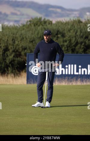 Alfred Dunhill Links Championships 2024. L'ancien parcours. St Andrews. Fife, Royaume-Uni. 03 Oct, 2024. L'ancien footballeur Jamie Redknapp ne peut pas croire son putt manqué (crédit photo : David Mollison/Alamy Live News Banque D'Images