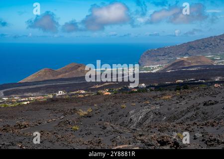 Vue sur la lave noire et refroidie de l’éruption du nouveau volcan Tajogaite sur la Palma, formé en 2021 Banque D'Images