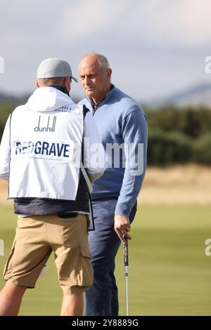 Alfred Dunhill Links Championships 2024. L'ancien parcours. St Andrews. Fife, Royaume-Uni. 03 Oct, 2024. L'ancien olympien Sir Steve Redgrave discute de tactiques avec son caddy (crédit photo : David Mollison/Alamy Live News Banque D'Images