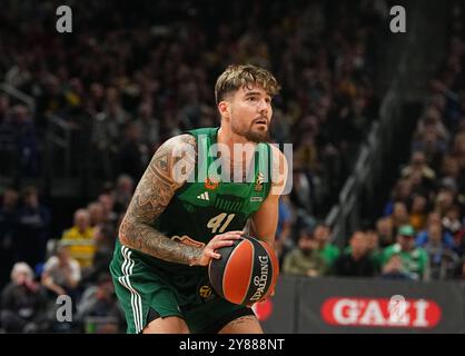 Berlin, Deutschland, 03.10.2024 : Juancho Hernangomez Panathinaikos B.C. kontrolliert den ball waehrend des Spiels der Turkish Airlines Euroleague - jour 1 zwischen Alba Berlin vs Panathinaikos B.C. im Uber Arena AM 03. Octobre 2024 à Berlin, Deutschland. Foto von Ulrik Pedersen/DeFodi images Berlin, Allemagne, 03.10.2024, Juancho Hernangomez Panathinaikos B.C. contrôle le ballon lors du match Euroleague - jour 1 entre Alba Berlin vs Panathinaikos B.C. à Uber Arena le 3 octobre 2024 à Berlin, Allemagne. Photo de Ulrik Pedersen/DeFodi images Defodi-659 BKO20241003 0047 *** BER Banque D'Images