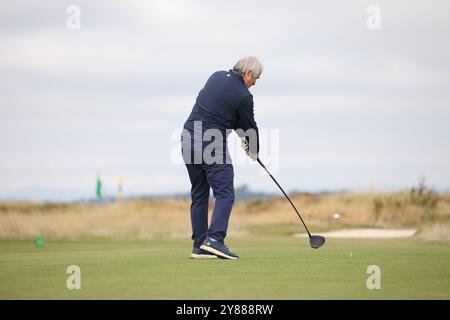 Alfred Dunhill Links Championships 2024. L'ancien parcours. St Andrews. Fife, Royaume-Uni. 03 Oct, 2024. L'ancien joueur de cricket Alan Lamb montre ses prouesses au golf pendant sa manche (crédit photo : David Mollison/Alamy Live News Banque D'Images