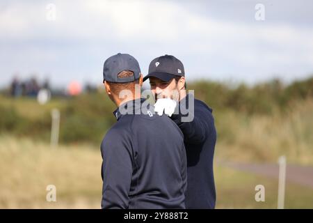 Alfred Dunhill Links Championships 2024. L'ancien parcours. St Andrews. Fife, Royaume-Uni. 03 Oct, 2024. Les anciens footballeurs Ruud Gullit et Jamie Redknapp discutent pendant leur manche (crédit photo : David Mollison/Alamy Live News Banque D'Images