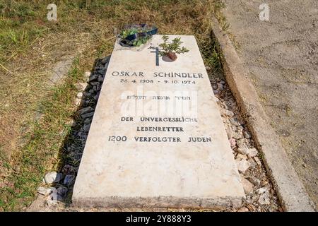 La tombe d'Oskar Schindler, propriétaire d'usine allemand et membre du parti nazi crédité d'avoir sauvé la vie de 1098 Juifs Banque D'Images