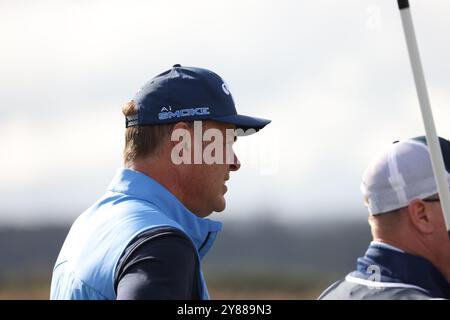 Alfred Dunhill Links Championships 2024. L'ancien parcours. St Andrews. Fife, Royaume-Uni. 03 Oct, 2024. La star de Dragons Den Peter Jones regarde jouer pendant sa manche (crédit photo : David Mollison/Alamy Live News Banque D'Images