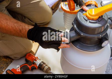 Assemblage de l'équipement de réservoir de système de filtre à sable utilisé pour nettoyer les piscines Banque D'Images