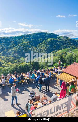 Fête du vin, tables avec les visiteurs, tour d'observation au sommet Demmerkogel, vignobles, vue de Kitzeck im Sausal Kitzeck im Sausal Süd-Steiermark Banque D'Images