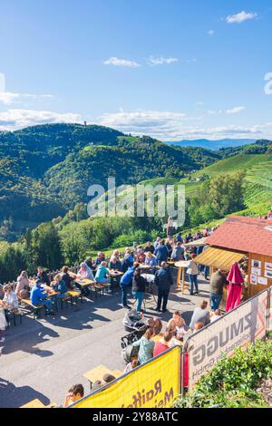 Fête du vin, tables avec les visiteurs, tour d'observation au sommet Demmerkogel, vignobles, vue de Kitzeck im Sausal Kitzeck im Sausal Süd-Steiermark Banque D'Images