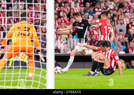 Bilbao, Espagne. 03 Oct, 2024. BILBAO, ESPAGNE - 3 OCTOBRE : Peer Koopmeiners de l'AZ Alkmaar se bat pour la possession avec Yuri Berchiche de l'Athletic Club lors du match de phase MD2 de l'UEFA Europa League 2024/25 League entre l'Athletic Club et l'AZ à l'Estadio de San Mamés le 3 octobre 2024 à Bilbao, Espagne. (Photo de Ed van de Pol/Orange Pictures) crédit : Orange pics BV/Alamy Live News Banque D'Images