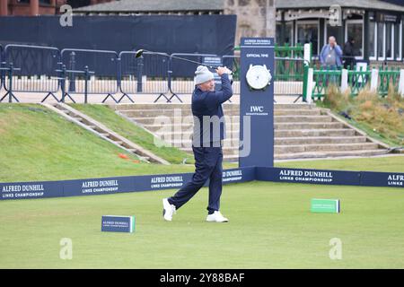 Alfred Dunhill Links Championships 2024. L'ancien parcours. St Andrews. Fife, Royaume-Uni. 03 Oct, 2024. Le diffuseur Piers Morgan débarque au premier trou (crédit photo : David Mollison/Alamy Live News Banque D'Images