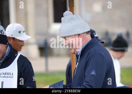 Alfred Dunhill Links Championships 2024. L'ancien parcours. St Andrews. Fife, Royaume-Uni. 03 Oct, 2024. Le diffuseur Piers Morgan plaisante avec ses fans avant de partir (crédit photo : David Mollison/Alamy Live News Banque D'Images