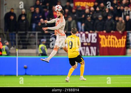 BORAS, SUÈDE 20241003Mario Hermoso (l) de Roma est en tête du ballon devant Arber Zeneli d'Elfsborg lors du match de football de l'UEFA Europa League entre IF Elfsborg et AS Roma au Boras Arena à Boras, Suède, le 3 octobre 2024. Photo : Bjorn Larsson Rosvall/TT/Code 9200 crédit : TT News Agency/Alamy Live News Banque D'Images