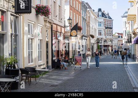 Agréable rue commerçante dans le centre de la ville néerlandaise de Bergen op Zoom. Banque D'Images