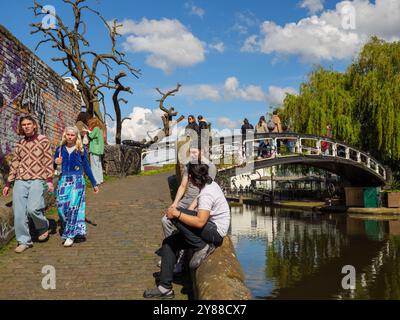 Les gens traversent le pont sur le Regent's canal à Camden Town Market, Londres, Royaume-Uni Banque D'Images